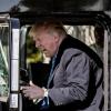 Nein, er ist nicht wütend - zumindest nicht hier: US-Präsident Donald Trump gestikuliert in einem Sattelzug bei einem Treffen mit Lastwagenfahrern.