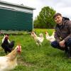 Manuel Förg hat sich auf Hühnerhaltung und Ackerbau spezialisiert - beides macht er als Bio-Landwirt.