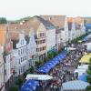 Der Stadtturm öffnete an beiden Tagen seine Türen für interessierte Fest-Besucher. Von dort oben konnte man die Menschenmassen am Marktplatz beobachten. Nach Sonnenuntergang strömten immer mehr Menschen ins Günzburger Zentrum und ließen sich von der Musik durch die Gassen treiben.