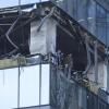 Ermittler schauen aus einen beschädigten Wolkenkratzer im Moskauer Geschäftsviertel "Moscow City".