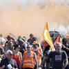 Demonstranten protestieren im südwestfranzösischen Bayonne gegen das von der Regierung durchgesetzte höhere Renteneintrittsalter und den Präsidenten Emmanuel Macron. 
