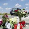 Blumen und Kerzen wurden an der NU8 bei Pfuhl aufgestellt. In der Nacht zum Sonntag wurde an der Stelle ein 20-Jähriger angefahren und starb.