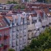 Blick auf die sanierten Altbau-Wohnhäuser im Berliner Innenstadtbezirk Moabit.