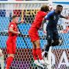 Samuel Umtiti (rechts) trifft zum 1:0 für Frankreich.