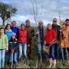 Thannhauser Bürger, Stadträtinnen und Mitglieder der Stiftung Bienenwald pflanzten bei Burg Bäume und Sträucher im Rahmen einer ökologischen Ausgleichsmaßnahme für das neue Thannhauser Gewerbegebiet. 