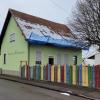 Der alte Kindergarten in Laub soll in einigen Jahren ausgedient haben. Ein Neubau im Ort oder die Eingliederung in eine zentrale Betreuungseinrichtung in Schwörsheim wird derzeit diskutiert.