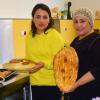 Quandi Gul (rechts) und Bahar stehen viele Stunden in der Küche am Tag, kochen aber beide von Kindheit an sehr gern.