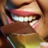 Regelmäßiges Schokolade-Essen soll dünner machen, als wenn man nur hin und wieder zu der Süßigkeit greift.