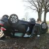 Dieses Auto ist zwischen Motzenhofen und Sainbach auf dem Dach gelandet. Die 27-jährige Fahrerin erlitt leichte Verletzungen.