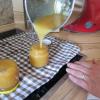 Uschi Faulhaber füllt die Pfirsich-Nekarinen-Marmelade in die Weckgläser. Die werden erst einmal umgedreht, so sind sie später lange haltbar. 	