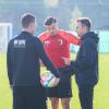 Trainer Enrico Maaßen und Co-Trainer Sebastian Block sprechen mit Ermedin Demirovic.