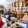 Ukulele spielen macht glücklich, behauptet Peter Sedlmeyr, Inhaber des Aichacher Musikhauses Sedlmeyr am Oberen Tor. 