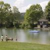 Der Mandlachsee nahe dem Pöttmeser Ortsteil Handzell soll attraktiver werden. An seinem Ufer soll unter anderem ein Rasenspielfeld entstehen. 