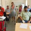 Lehrerin Münevver Yilmaz-Kaczerowski (stehend) bringt ihren Schülern im Beruflichen Fortbildungszentrum die ersten deutschen Sätze bei.