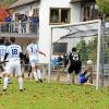 Marktoffingen (in blau) verlor knapp gegen Donaumünster/Erlingshofen. Das Bild zeigt noch den Ausgleichstreffer des FSV, als Peter Hlawatsch den Ball zu Christoph Estner spielte und dieser zum 1:1 traf.  	