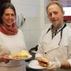 Ulrike Hopfenmüller und Bernd Meyer planen eine Cafeteria im Pfarrheim Violau. Sie haben dafür sogar eine eigene Bratwurst, die St.-Michaels-Wurst, kreiert.