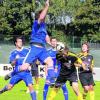 Beim 1:1 der Auer rettete in dieser Situation Maximilian Kristen per Kopfball gegen drei anstürmende Essinger. Rechts Dominic Braun. Foto: marg