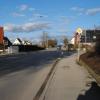 Die Nördliche Hauptstraße in Wehringen könnte im Ortseingangsbereich bald ganz anders aussehen: Mit neuem Rad- und Fußweg und zwei Verkehrsinseln.