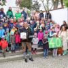 Sowohl 40 Kinder der Grundschule wie auch hier im Bild einige Gruppen des Kindergartens überbrachten Bürgermeister Christoph Aidelsburger (hier auf dem Bild mit Lederhose) zum Geburtstag musikalische Grüße. Sie wurden mit Bonbonregen belohnt. 