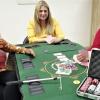 Nathalie Gronau, Elisabeth Arnold und Vanessa Lhalhe (von rechts) spielen sich schon mal ein für den nächsten Casinoabend des Meringer Jugendtreffs.