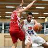 Nino Tomic (am Ball) und die BG Leitershofen/Stadtbergen wollen sich in Breitengüssbach durchsetzen. 	