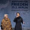 Frauenrechtlerin Alice Schwarzer und Sahra Wagenknecht stehen bei der Demonstration auf der Bühne.