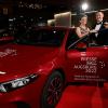 Flott in Rot: Simone Pfisterer gewinnt einen Mercedes A-160, den ihr am Abend der Augsburger Mercedes-Benz-Niederlassungsleiter Thomas Gräcmann überreicht.