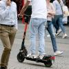 Mit einem E-Scooter fährt ein Mann durch die Innenstadt. Betrunken sollte man die Fahrzeuge nicht nutzen.