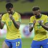 Die Brasilianer Lucas Paqueta (l) und Neymar feiern den Sieg gegen Ecuador.
