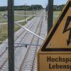 Die Bahnstrecke zwischen Geltendorf und Lindau (hier bei Schwabhausen) steht jetzt zumindest testweise schon unter Strom. 