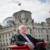 Horst Seehofer vor Beginn des Sommerinterview der ARD auf der Terrasse des Marie-Elisabeth-Lüders-Hauses. Im Hintergrund ist das Reichstagsgebäude zu sehen.