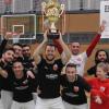 Konnten endlich den Pokal des Wiblinger Dreikönigs-Hallenturniers in die Höhe halten: die Fußballer von Türkspor Neu-Ulm. 	