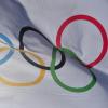 Eine Flagge mit den Olympischen Ringen weht im Wind. Die Winterspiele werden seit 1924 ausgetragen.