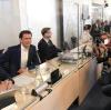 Sebastian Kurz sitzt vor Beginn des Ibiza-Untersuchungsausschuss im Parlamentsausweichquartier in der Hofburg hinter einer Plexiglasscheibe und lächelt die Pressevertreter an.