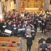 Zum Schlusslied haben sich alle Chöre bei der Klangnacht in Obergriesbach im Altarraum versammelt.