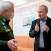 Besuch eines Militärkrankenhauses: Kremlchef Putin im Gespräch mit Nikolai Pankow, stellvertretender Verteidigungsminister von Russland.