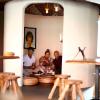 In Neu-Ulm hat kürzlich das afrikanische Restaurant „Hakuna Matata“ aufgemacht. Wer will, kann dort auch in einer kleinen Hütte essen und trinken, so wie auf unserem Bild (von links) Meron, Wezenet und Tedros Berhe.  	