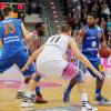 Lance Jeter (am Ball) und Jonathan Maier (links), hier in der Partie gegen Bonn, spielten früher für Ulm und sind nun im Team des Mitteldeutschen BC, bei dem die Mannschaft von Thorsten Leibenath heute ihre Aufwartung macht. 	