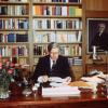 Bundeskanzler Helmut Schmidt SPD lÃ¶ffelt im seinem Arbeitszimmer in Bonn - im wahrsten Sinne des Wortes - seine Suppe aus. Aufgenommen im Dezember 1978. | Verwendung weltweit