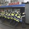 Ein Wagenteil einer Straßenbahn in München entgleiste. Mit Muskelkraft stemmten 16 Feuerwehrmänner die Bahn zurück auf das Gleisbett. 