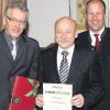 Stephan Seidel (Mitte) ist seit zehn Jahren Schriftführer bei der CSU Bonstetten, außerdem seit 35 Jahren Parteimitglied. Dazu gratulierten Vorsitzender Anton Gleich (links) und Kreisvorsitzender Martin Sailer. 