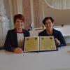 Die Bürgermeisterinnen von Lauingen und Marzahn, Katja Müller (links) und Dagmar Pohle (rechts), unterzeichneten eine Absichtserklärung zur Fortsetzung der Städtepartnerschaft. Müller: „Ich wünsche mir, dass diese Verbindung weitergelebt wird.“