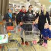 Hilfe, die direkt ankommt. Clara Löw (rechts) ging mit ihrem Erlös des Hofer Kipferlmarktes mit Familien zum Einkaufen
