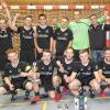 Groß war der Jubel beim A-Klassisten SV Steinheim nach dem 4:0-Finalsieg gegen die SpVgg Günz-Lauben. Landrat Hans-Joachim Weirather (links) und Spielgruppenleiter Polykarp Platzer (hinten, Zweiter von rechts) gratulierten dem neuen Unterallgäuer Futsalmeister. 