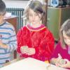 In der Grundschule Adelsried-Bonstetten töpfern Kinder schon fleißig Trinkbecher für die 950-Jahr-Feier 2013. 