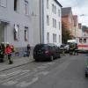 In der Augsburger Ebnerstraße kam es am Montagnachmittag zu einem Einsatz der Berufsfeuerwehr. Sie rettete einen Mann aus der völlig verrauchten Wohnung.