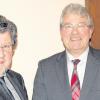 Georg Vellinger (rechts) wurde wieder zum Bürgermeister von Buchdorf nominiert. Es gratuliert Dr. Andreas Mack.