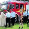 Kaplan Pater Paul Devassy gratuliert der Freiwilligen Feuerwehr Nordendorf nach der Segnung des neuen Hilfeleistungsfahrzeugs HLF 20/16 dem Vorsitzenden Ferdinand Hollinger (von hinten) und Kommandant Siegfried Mahn. Foto: Feuerwehr