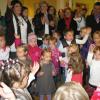 Das neue Mehrzweckhaus in Ellgau wurde eingeweiht. Die Mädchen und Buben des Kindergarten waren mit Begeisterung bei der Segnung dabei. 