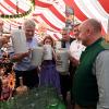 Da schmeckte das frisch angezapfte Bier vom Faß noch: Das Bild zeigt die Eröffnung des Volksfests im Festzelt der Familie Binswanger-Kempter im September 2022. Der Festwirt hat inzwischen gekündigt. Nun steht das Volksfest auf der Kippe.